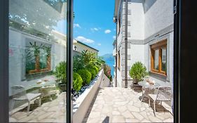 Santorini Apart